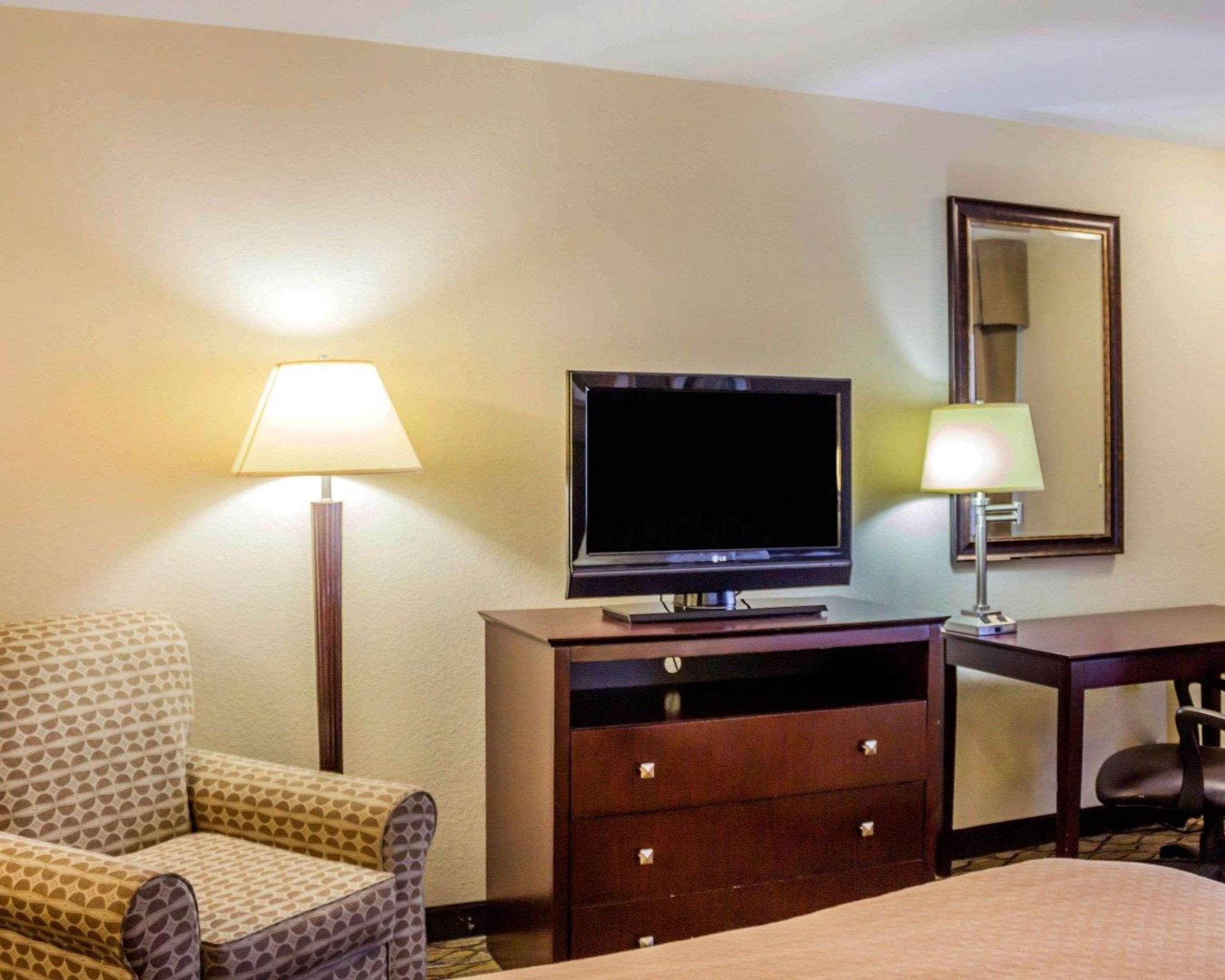 Quality Inn Waterbury Extérieur photo