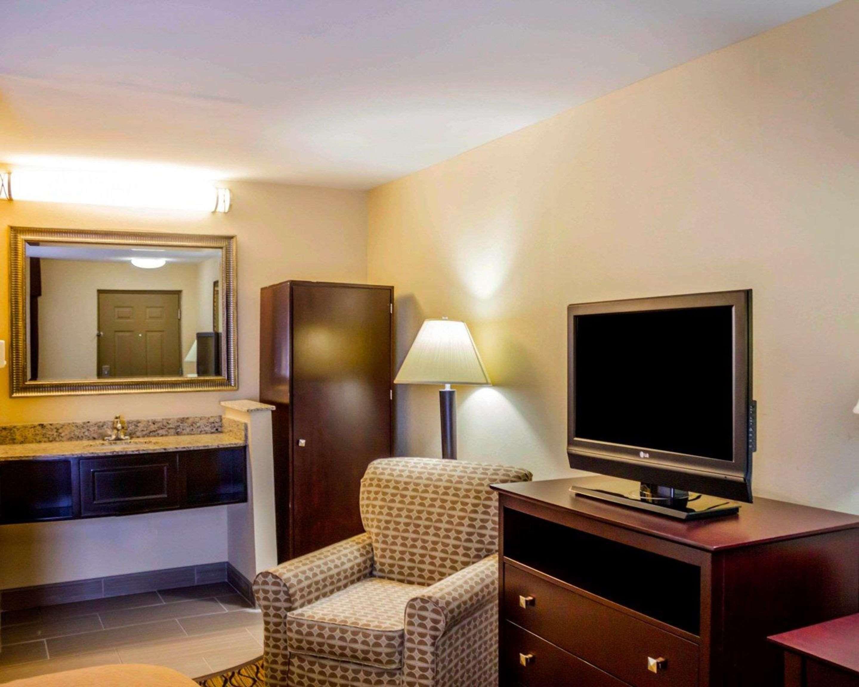 Quality Inn Waterbury Extérieur photo