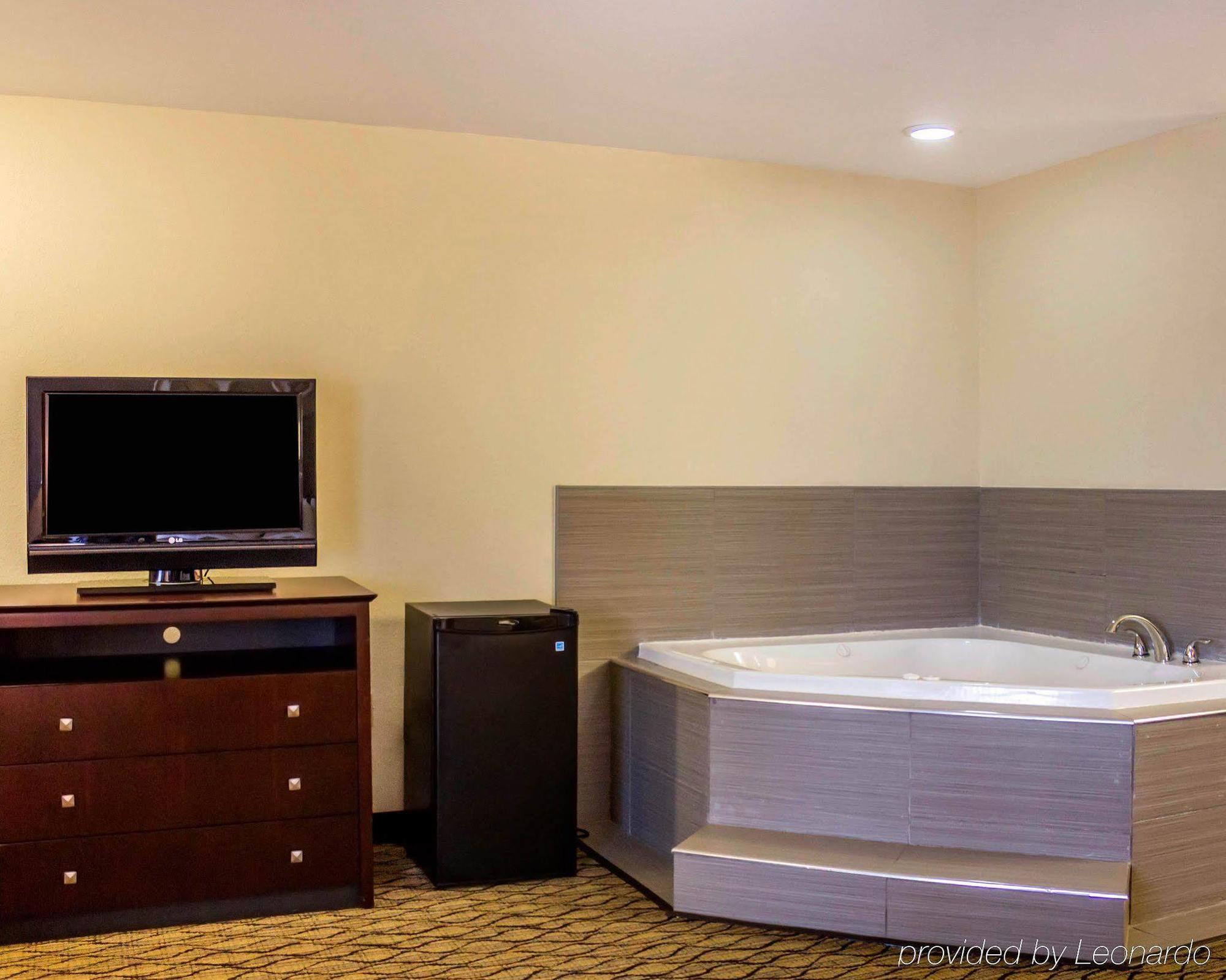 Quality Inn Waterbury Extérieur photo